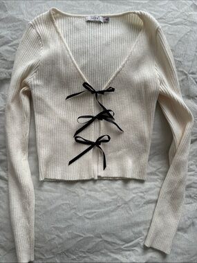 Lush Ivory Ribbed V-Neck Top with Black Ribbon